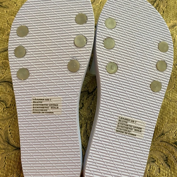 1-pair (IRREGULAR) of flip flops sandals gray PVC with rhinestones - Picture 4 of 6